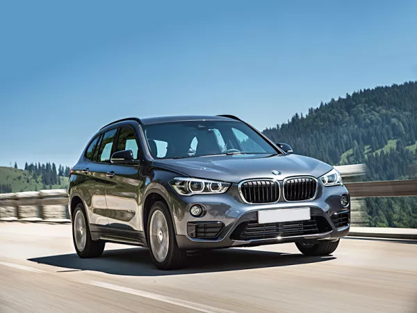 Dịch vụ thay Kính chắn gió xe BMW X1 tận nơi
